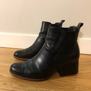 Kork-ease leather booties in great condition!